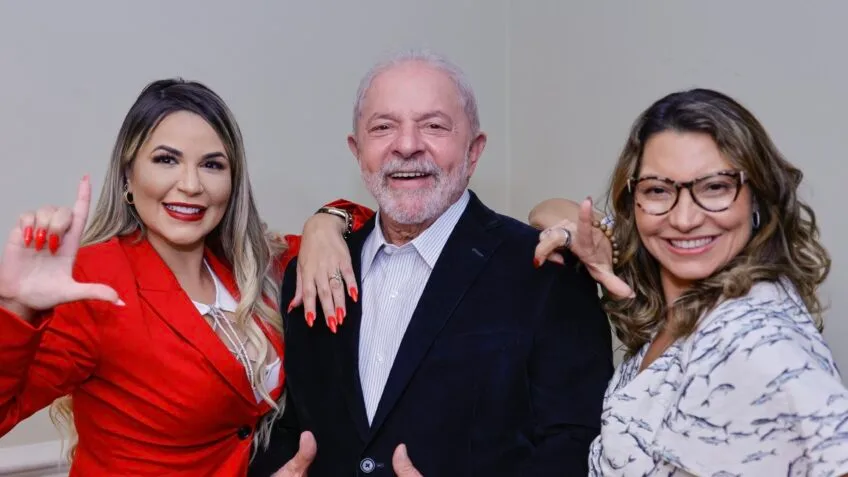 Flávio Bolsonaro compartilha vídeo que liga Deolane Bezerra ao presidente Lula