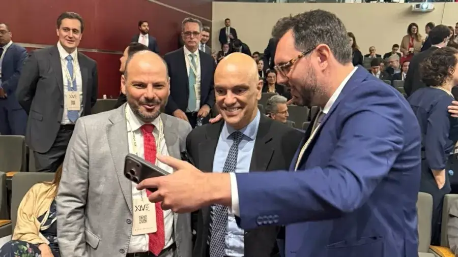 Ministro Alexandre de Moraes vira “astro” em evento em Lisboa e brinca: “Sou popular, sou corintiano”