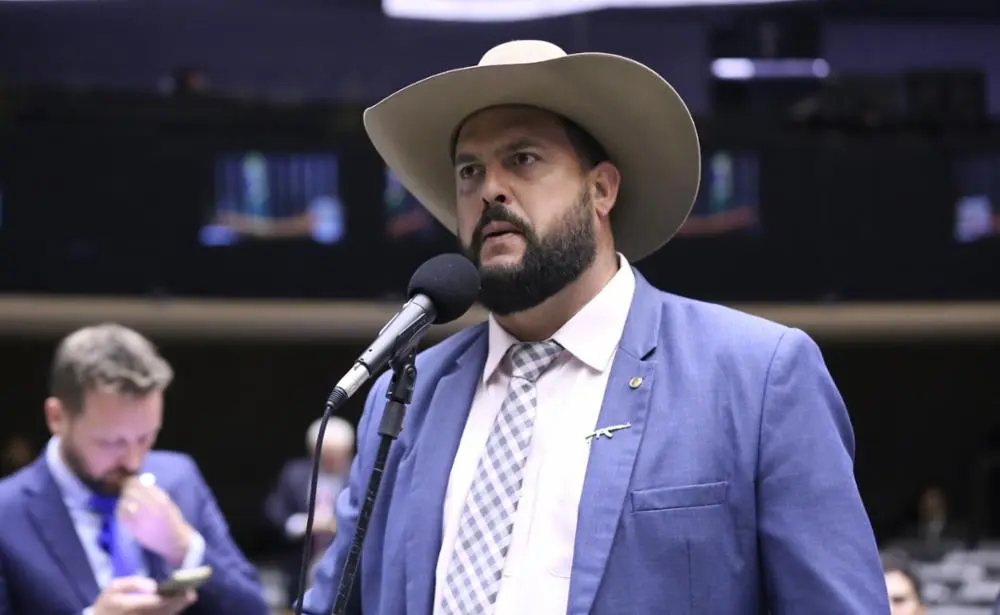 Deputado na CCJ diz que beijo gay em público é “falta de vergonha na cara” ao criticar Parada LGBT+ de SP
