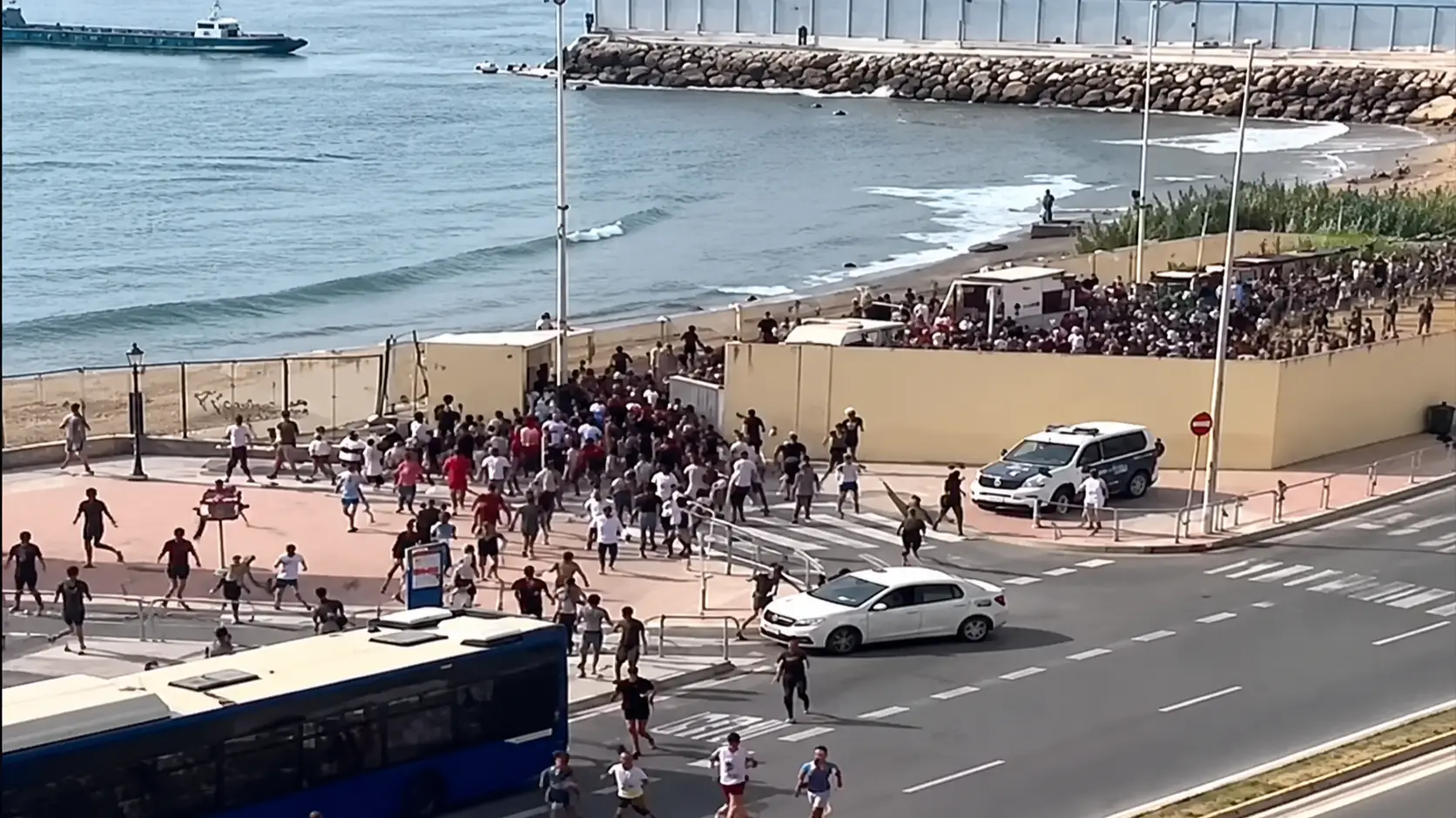 Após dias de pressão, fronteira de Ceuta é rompida e multidão de imigrantes marroquinos entra na cidade espanhola