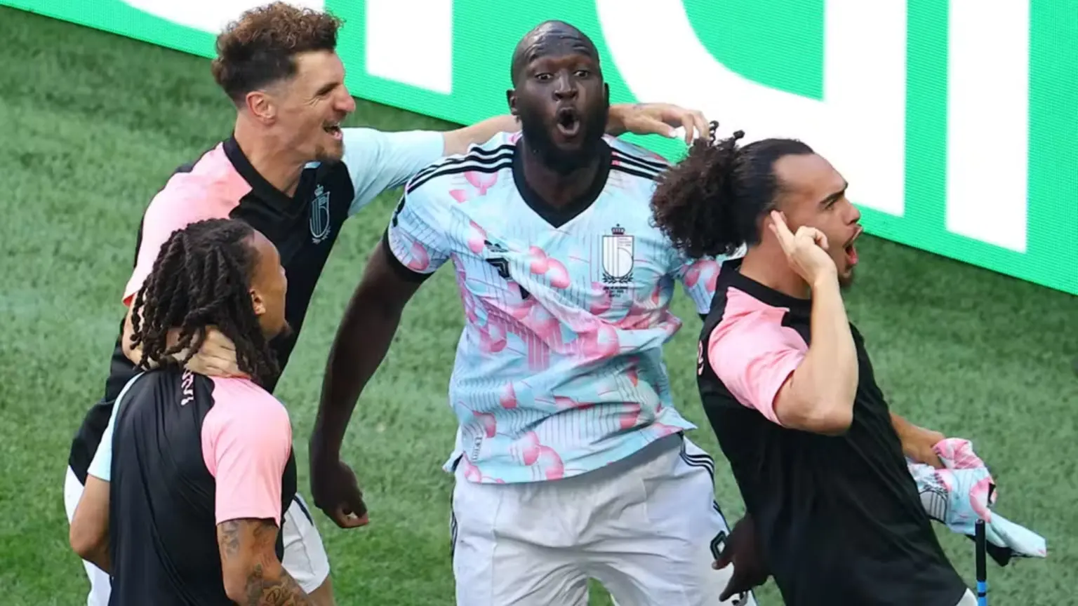 Após goleada histórica, fãs lotam perfil de Trump com ironias e ‘dancinha’ belga vira meme