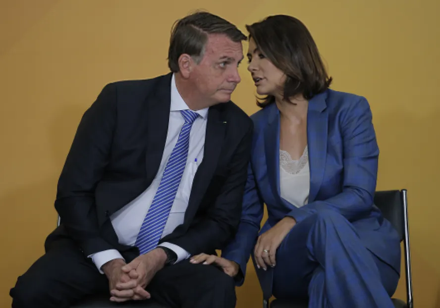 Bolsonaro ignora conselhos e mantém Michelle no páreo pelo Senado; aliados temem campanha de ataques contra Flávio