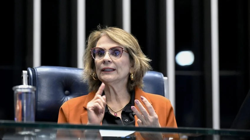 Damares nega abandonar Flávio, defende Michelle e critica ataque de aliados da direita