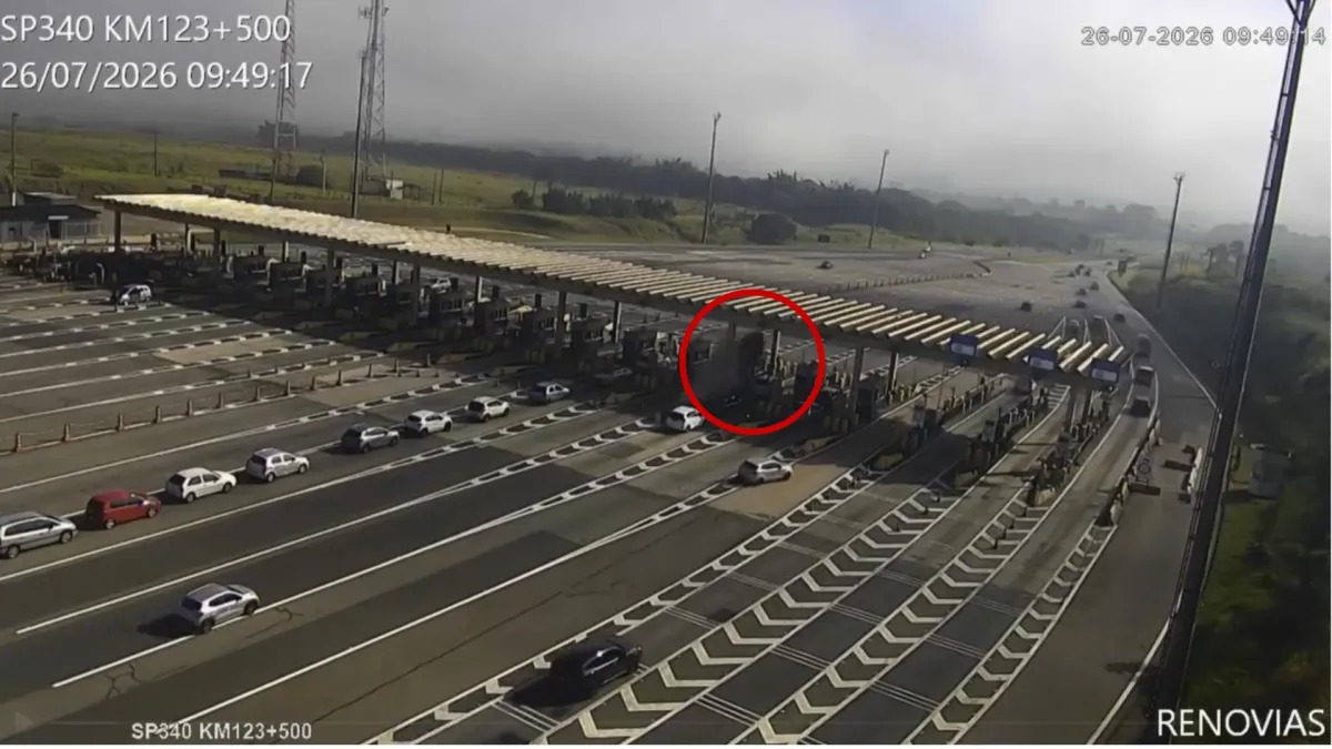 Motorista morre após carro atingir pedágio em alta velocidade em São Paulo