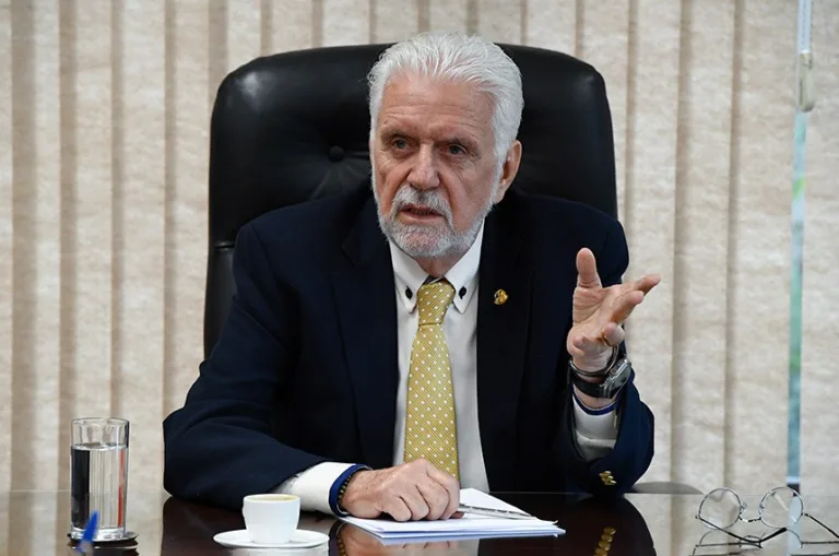 PF convoca Jaques Wagner para depor sobre supostos benefícios do Banco Master