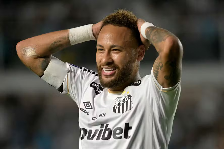 Neymar volta aos holofotes na Europa após discussão no fim de partida