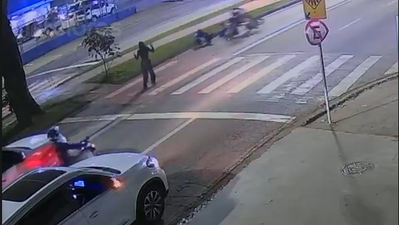 Motociclista atropela bebê de 1 ano em faixa de pedestres