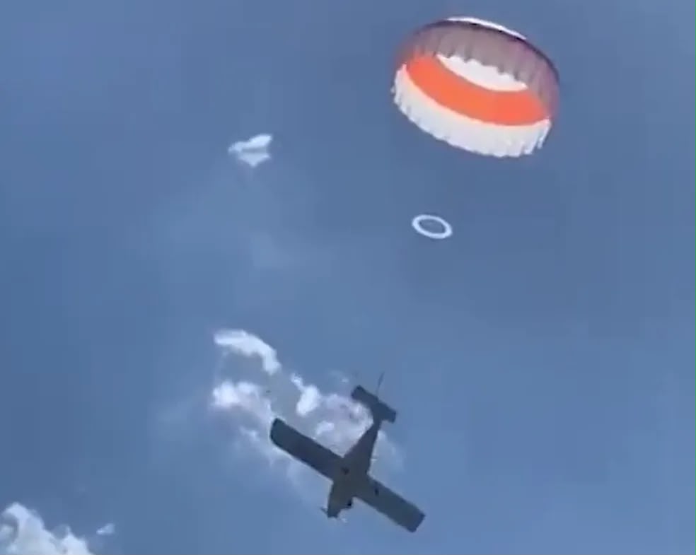 Avião de pequeno porte cai em MG epiloto salta de paraquedas;