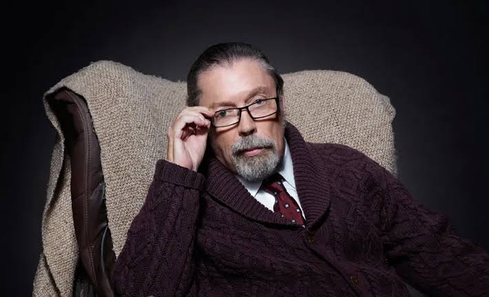 Tim Curry, lendário ator do cinema e do teatro, morre aos 80 anos