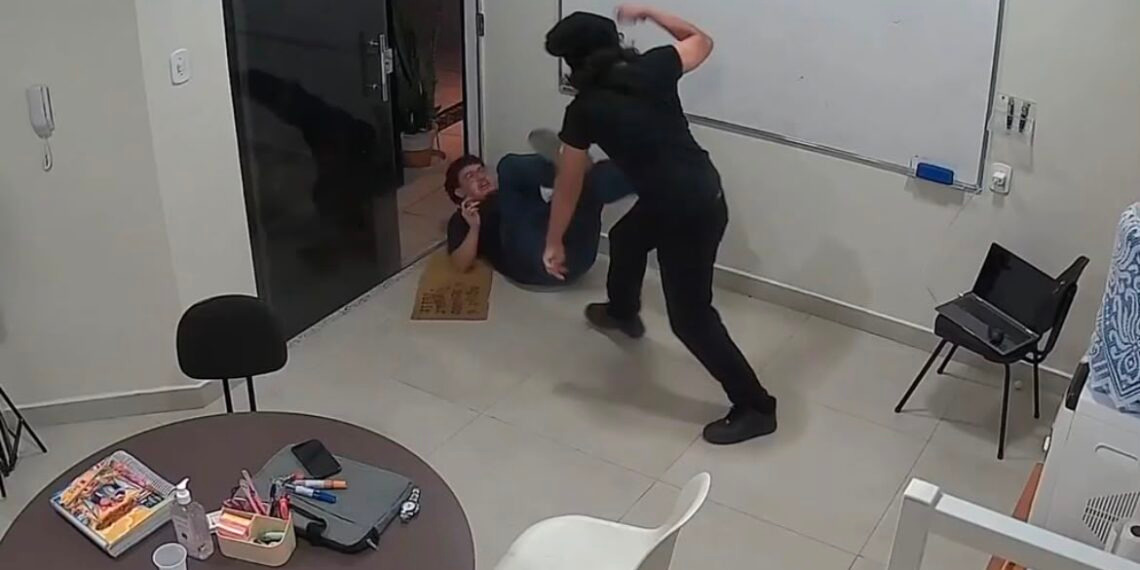 Adolescente de 15 anos esfaqueia professor durante aula particular em Manaus