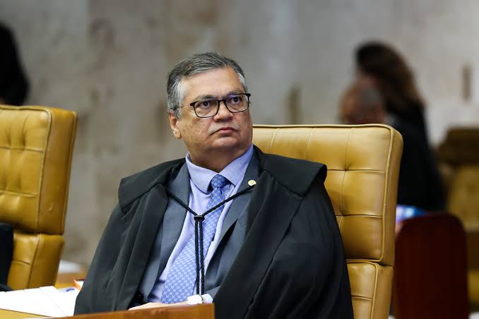Flávio Dino avaliza nova investigação sobre Lulinha por suspeita de negócios ilícitos no governo federal; filho de Lula já responde a outros dois inquéritos