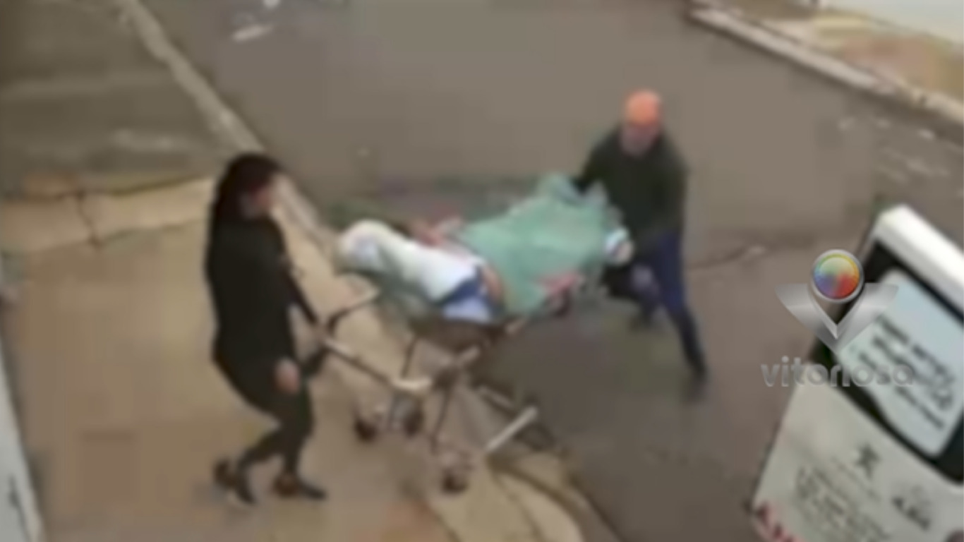 Vídeo mostra paciente debilitado caindo de maca a caminho de ambulância; caso é investigado