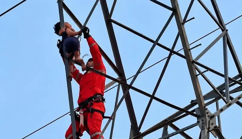 Menino de 5 anos é resgatado no topo de torre de alta tensão em Rondônia