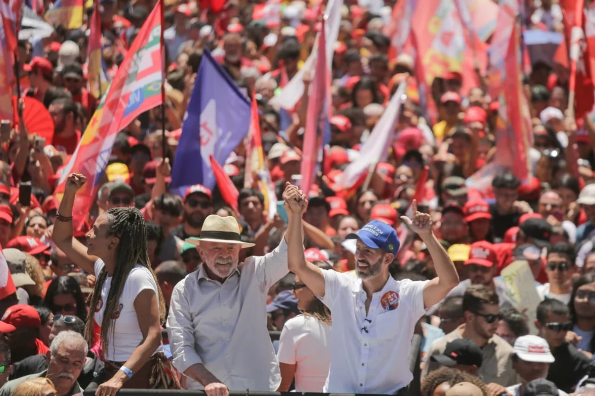 Em ato no DF, Lula diz que Brasil não será governado por sócios do Banco Master