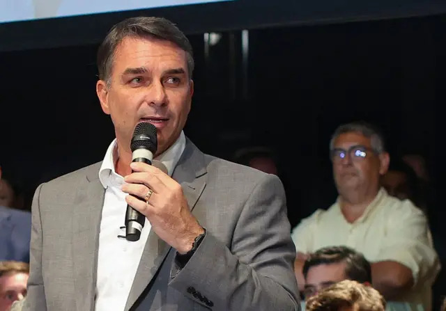 Flávio Bolsonaro diz que vai manter programas sociais criados por Lula