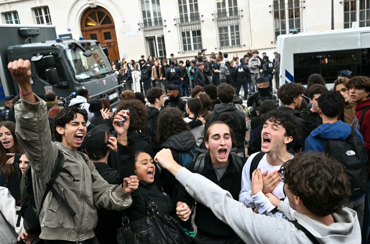 Mais de 5.000 menores são presos em protestos estudantis na França
