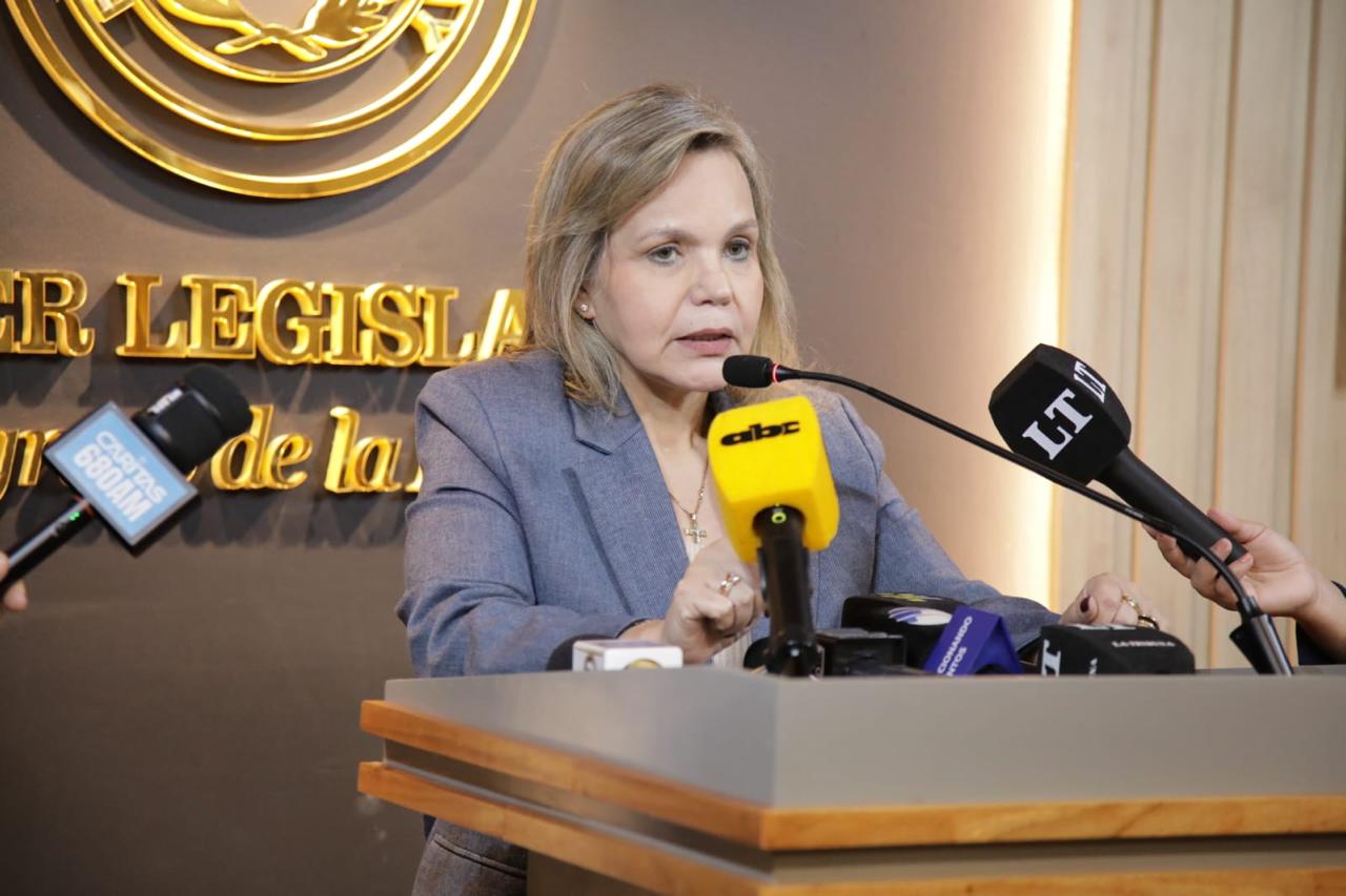 Senadora paraguaia Lilian Samaniego parabeniza Lula pela vitória nas eleições