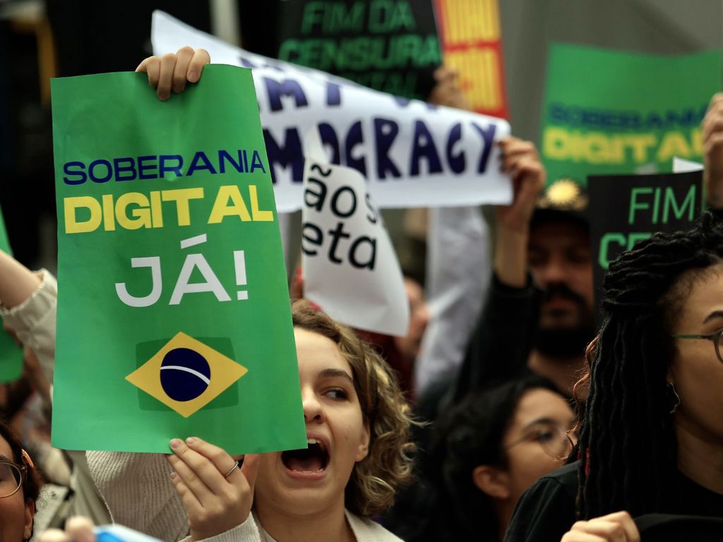 Manifestação diante da sede da Meta em São Paulo, em19/10/2026; os dizeres dos cartazes são posições dos manifestantes.