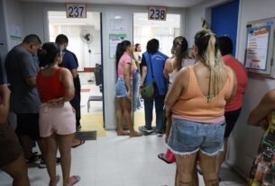 Fila de eleitores na Escola Municipal Rinaldo de Lamare, Rocinha, Rio de Janeiro, no primeiro turno de 4 de outubro de 2026.