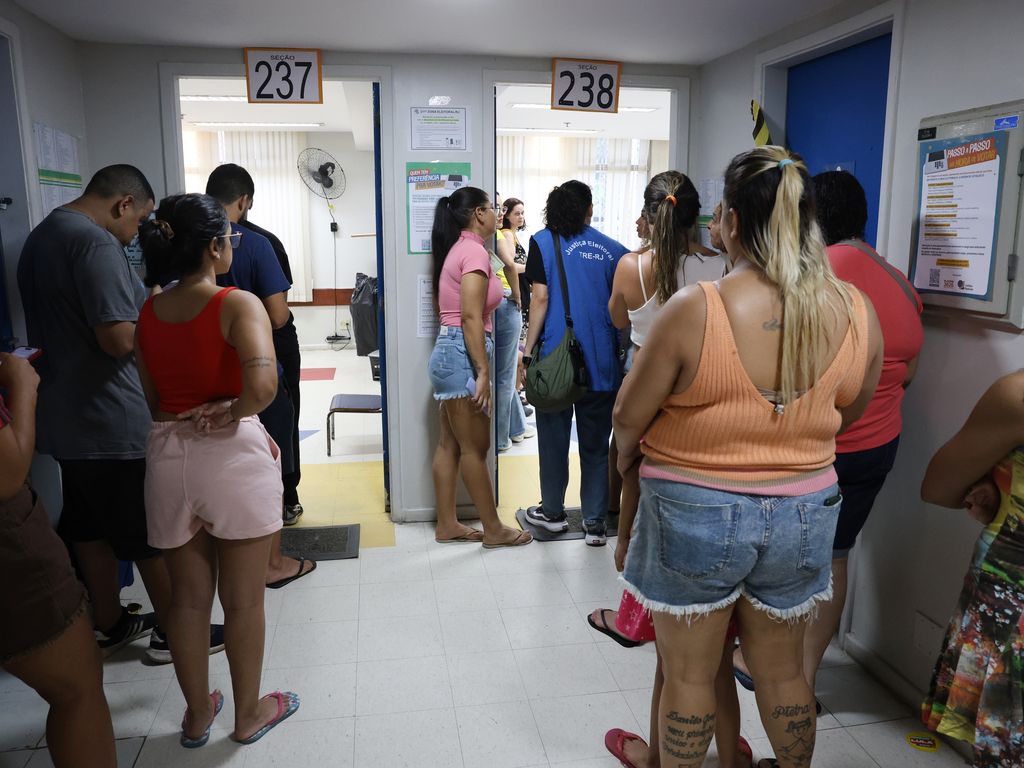 Fila de eleitores na Escola Municipal Rinaldo de Lamare, Rocinha, Rio de Janeiro, no primeiro turno de 4 de outubro de 2026.