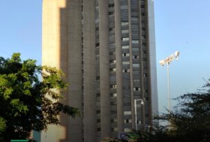 Foto de arquivo da sede da Caixa em Brasília, com manchete: Bolsa Família: NIS 1 recebe hoje e demais finais têm calendário antecipado