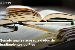 Foto de apoio de livros e materiais de estudo, em composição sobre proposta do Fies.