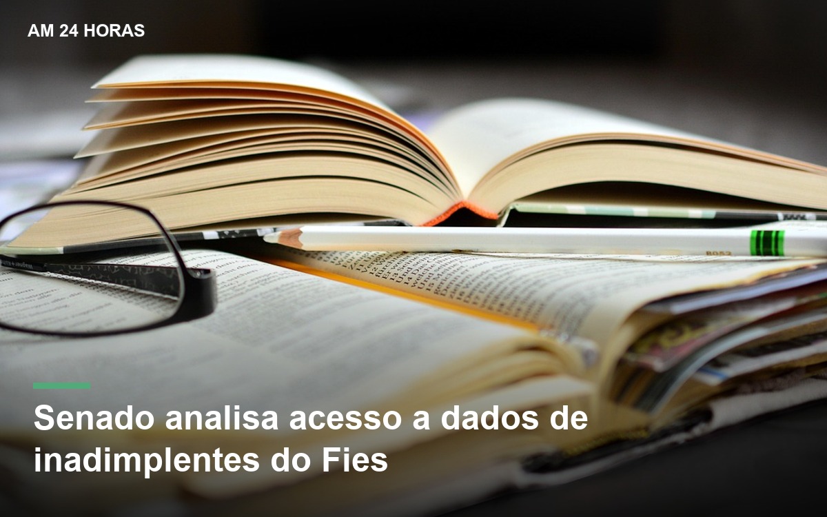 Foto de apoio de livros e materiais de estudo, em composição sobre proposta do Fies.