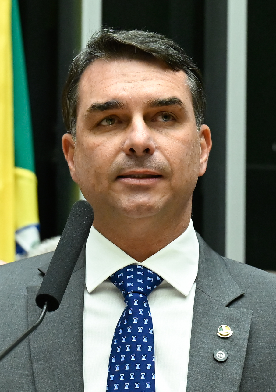 Flávio Bolsonaro em fotografia de arquivo de maio de 2026; não registra o episódio na Band.