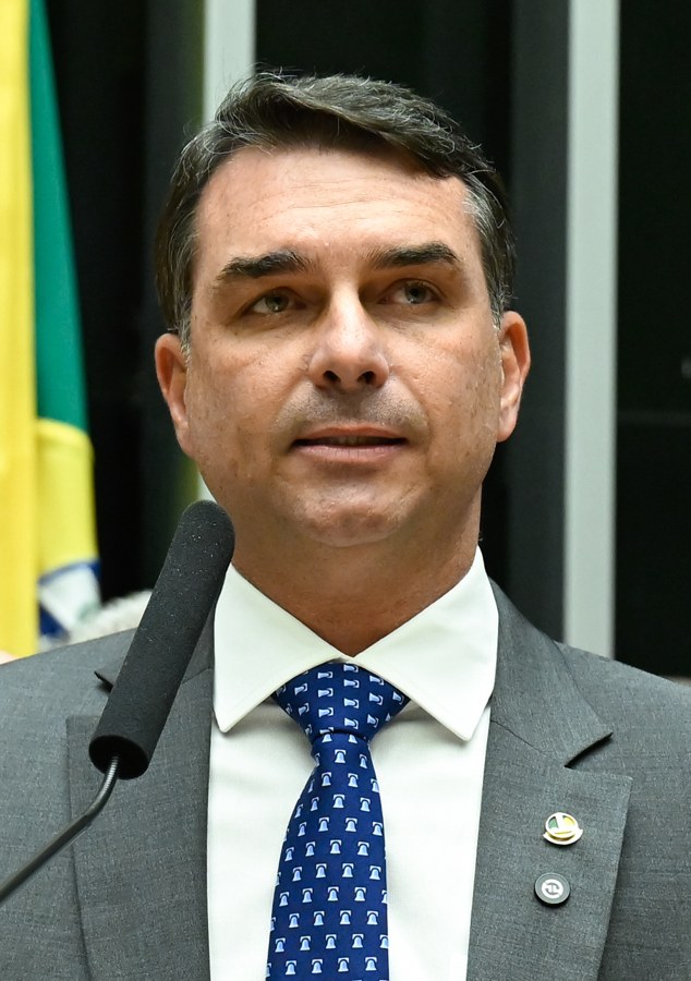 Vídeo eleitoral de Flávio vai ao ar sem áudio na TV