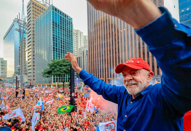 Dos EUA até a França: imprensa internacional repercute reeleição de Lula